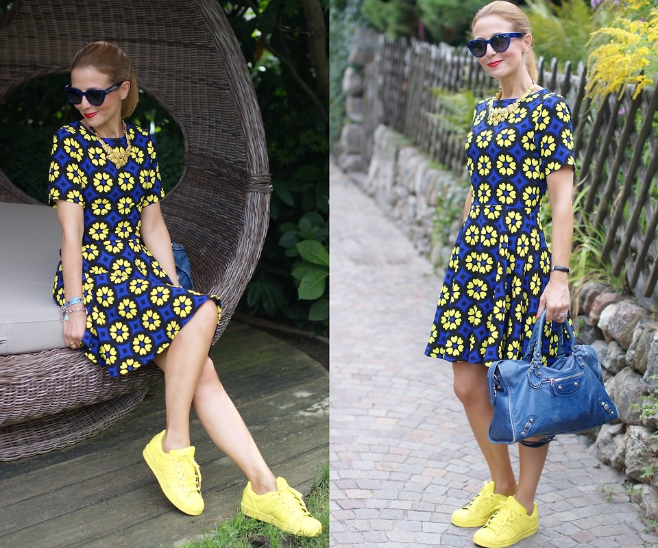желто-синее платье с желтыми кроссовками