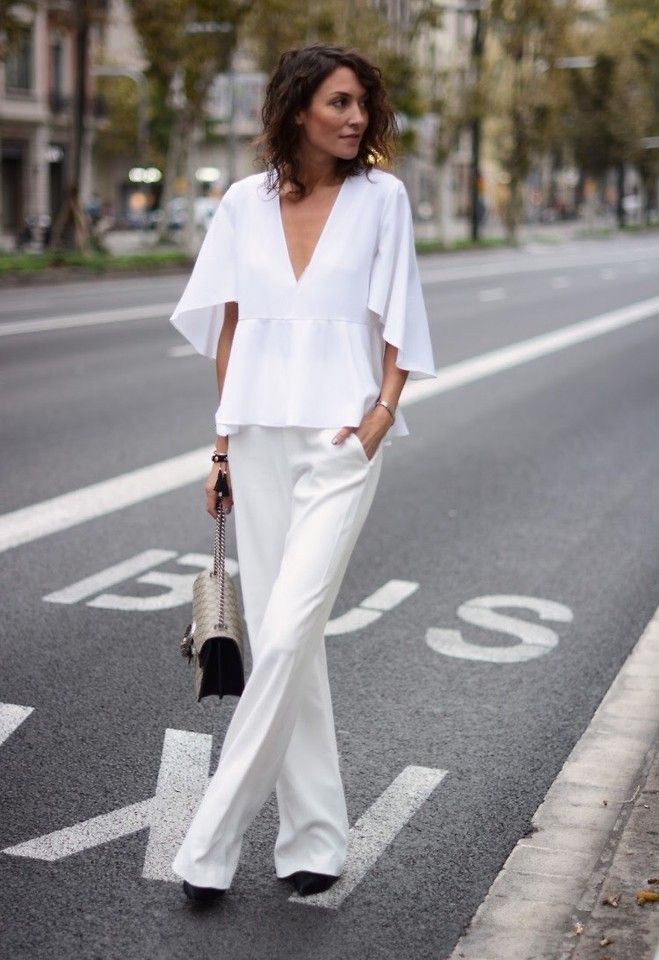 белая блузка с воланами