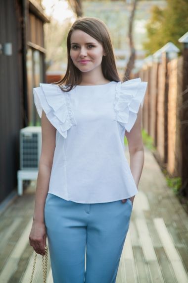 белая блуза с воланами