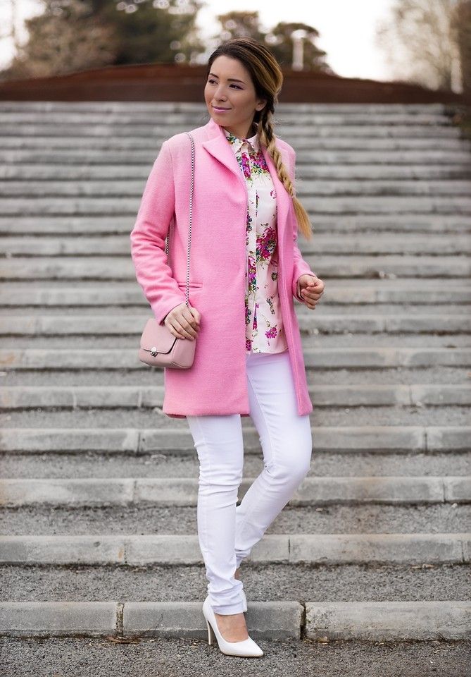 белая блузка с цветочным принтом, розовое пальто
