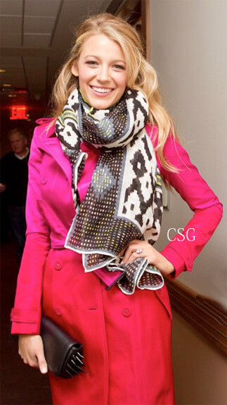 розовое пальто с черно-белым шарфом