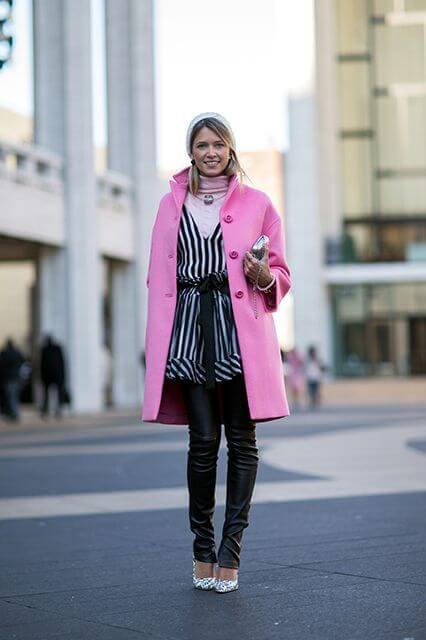 Розовое пальто с кожаными штанами