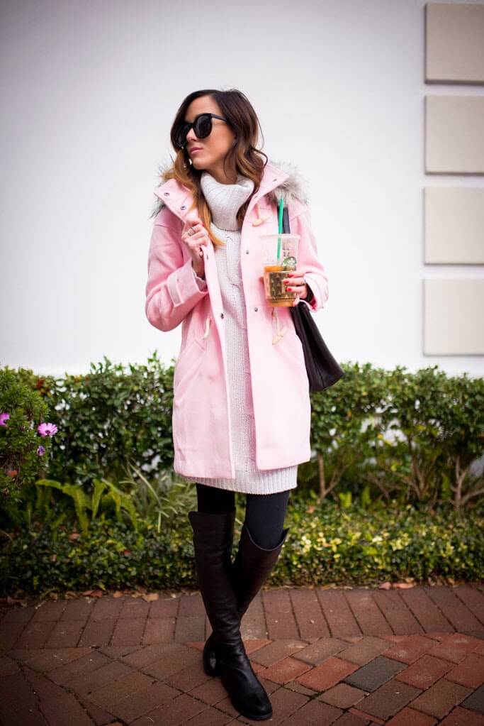 Розовое пальто с розовым удлиненным свитером и сапогами