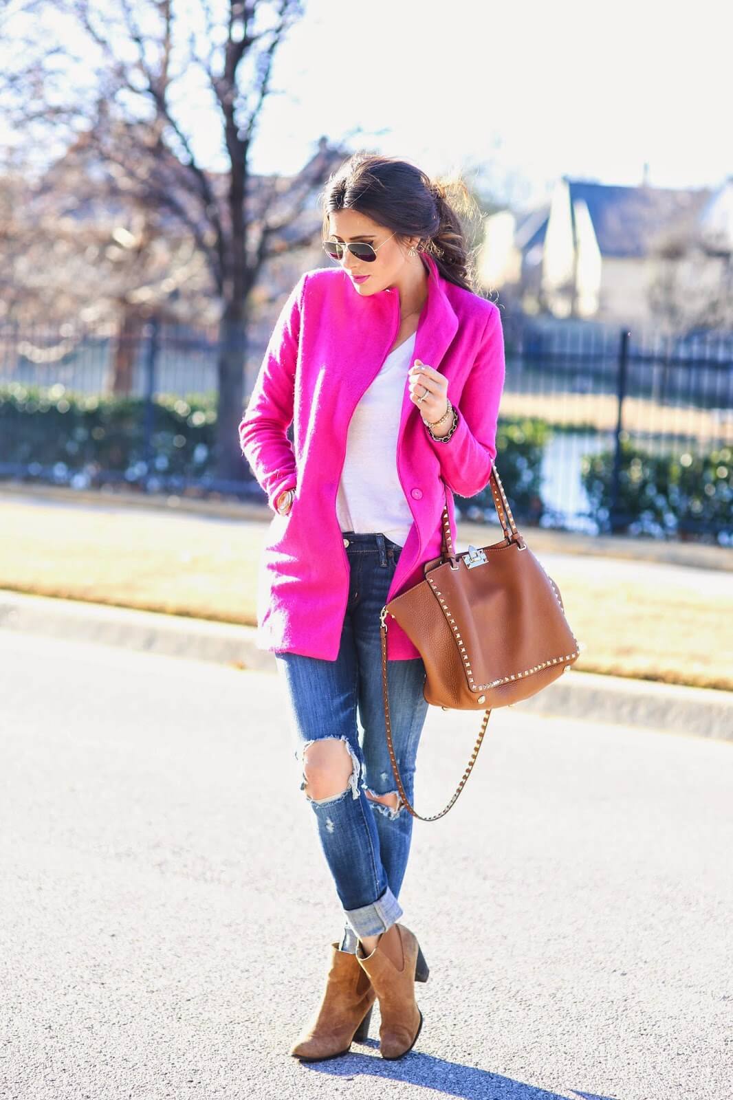 Ярко-розовое пальто с джинсами и ботинками челси