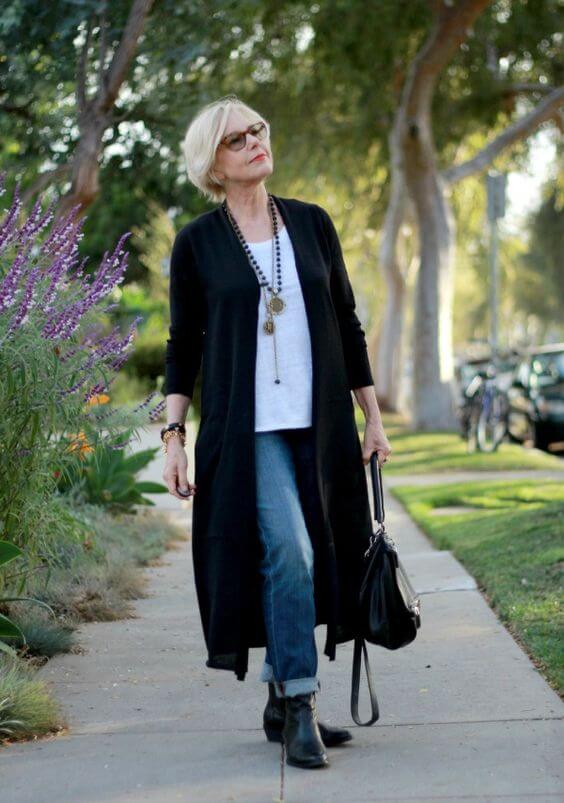 Длинное пальто с джинсами для 50-летней женщины