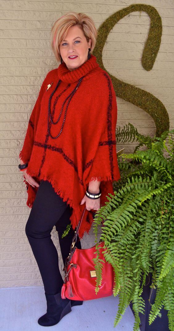 базовый гардероб для женщины 50 лет - красное пончо