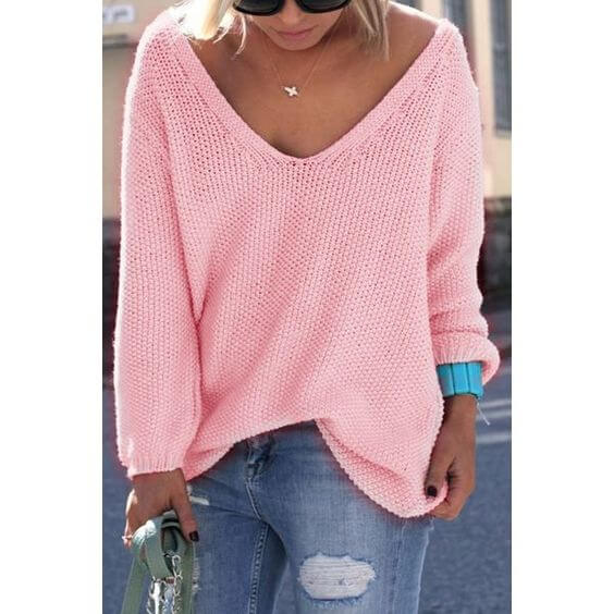 Розовый свитер с джинсами