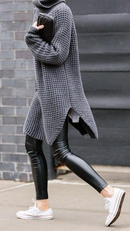 Удлиненный серый свитер с кожаными лосинами
