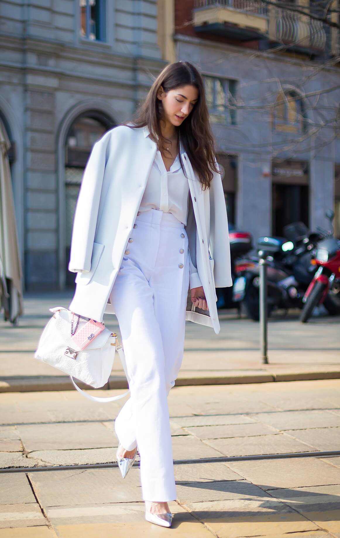 Светло-розовая блузка, белые брюки с высокой талией и белое пальто