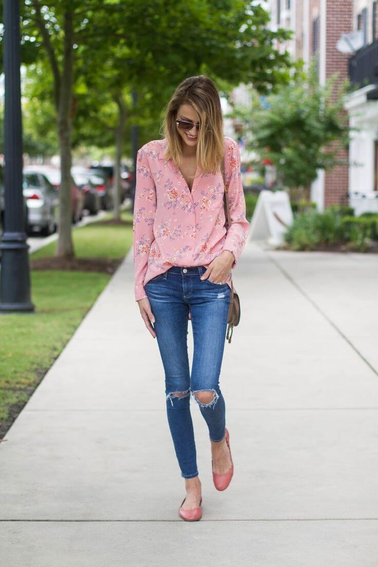 розовая блузка с синими джинсами