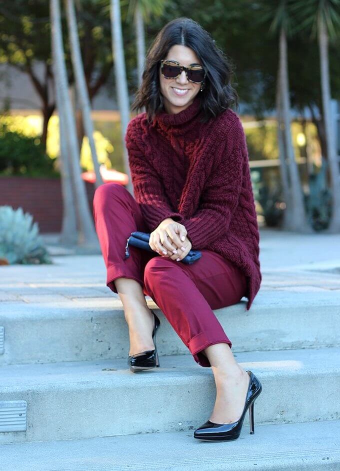 бордовый свитер с бордовыми брюками