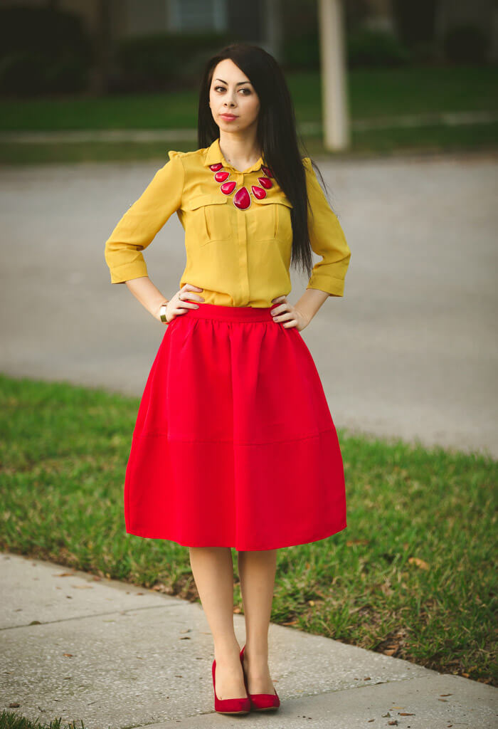 красная юбка с желтой рубашкой
