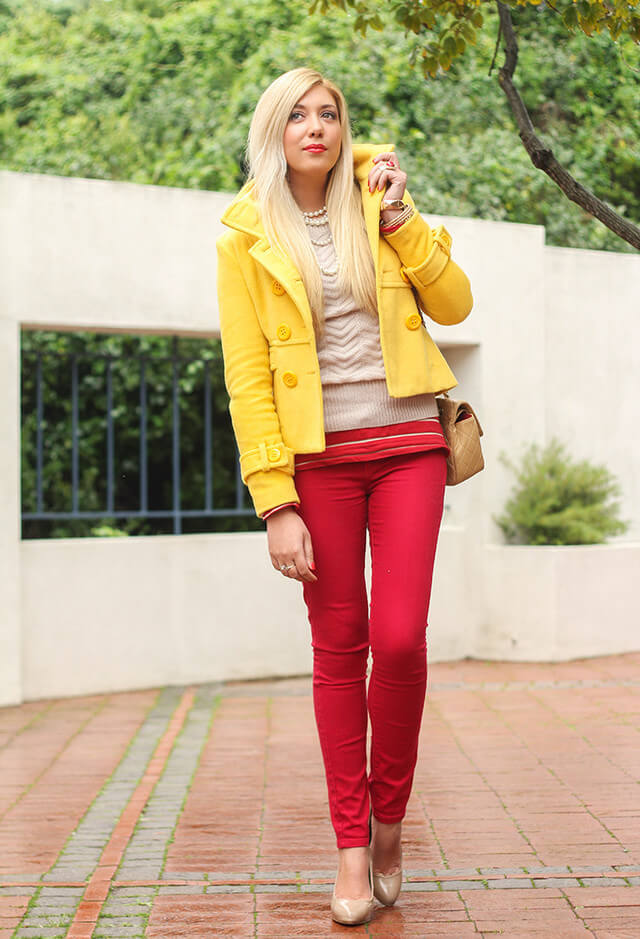 желтое пальто с красными брюками