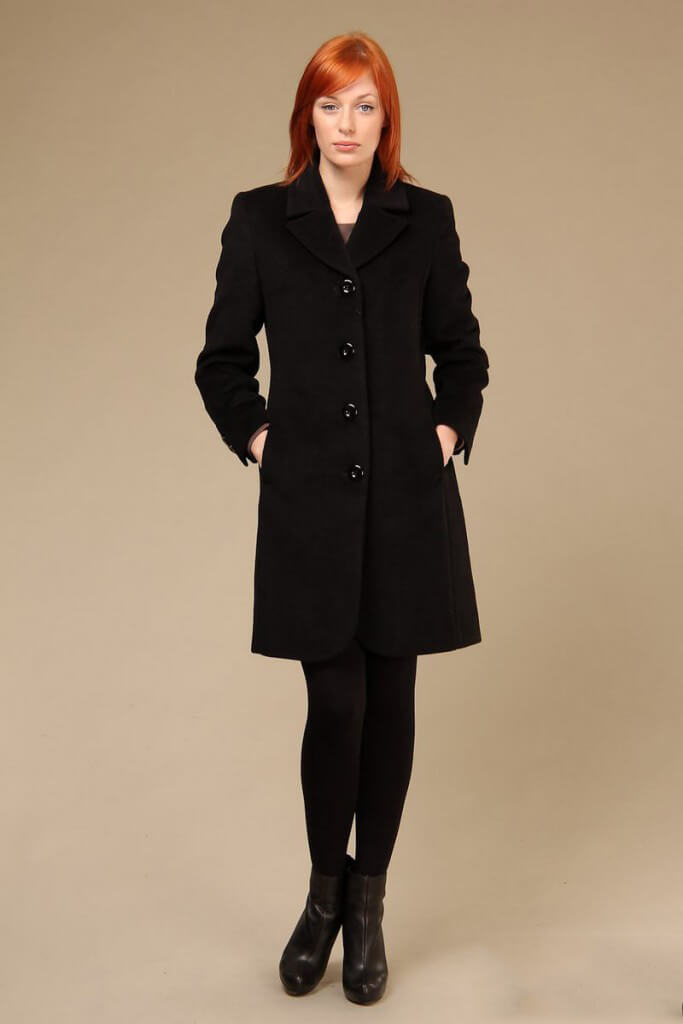 базовый гардероб девушки 20-25 лет: черное пальто