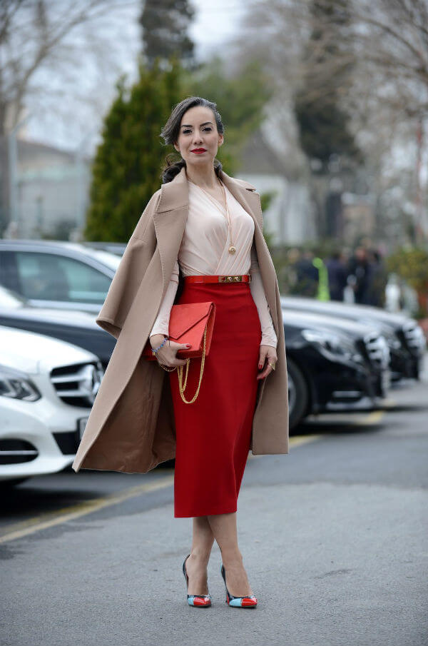 красная юбка карандаш с бежевым пальто