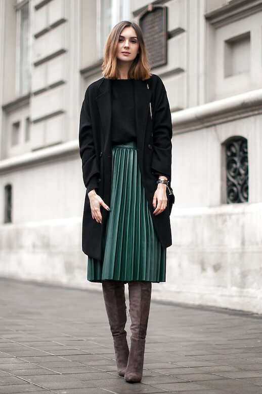 длинная юбка-плиссе с черным пальто