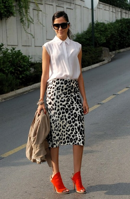леопардовая юбка макси с белой блузкой