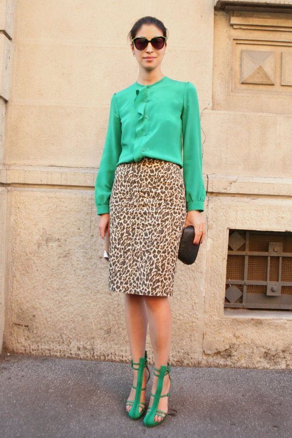 леопардовая юбка с зеленой блузкой