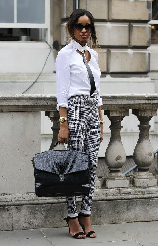 Стиль Business Casual: серые брюки в клетку, белая блузка