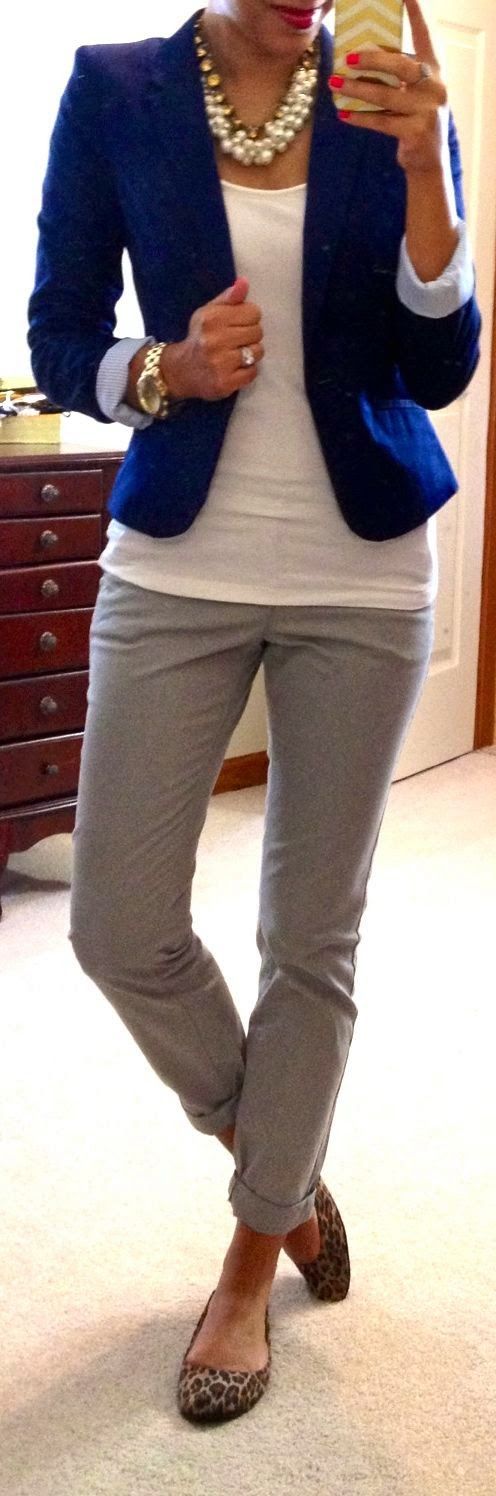 33 идеи, как одеваться в офис: серые брюки, синий жакет