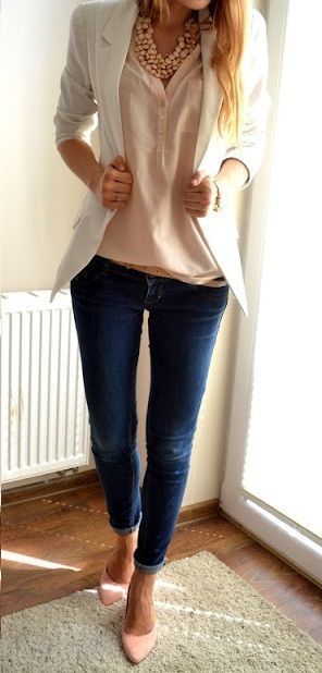 33 идеи, как одеваться в офис: синие джинсы + розовая блузка + белый пиджак