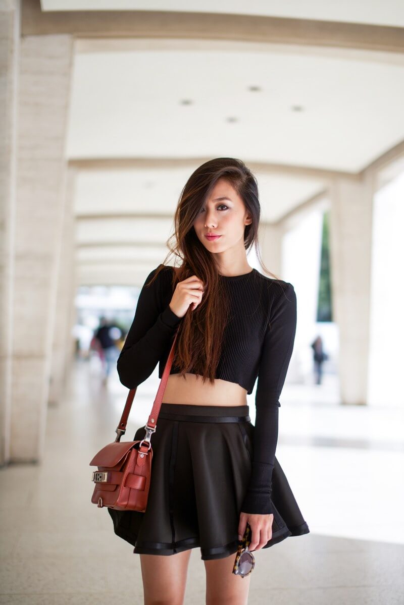 короткая черная юбка с топом
