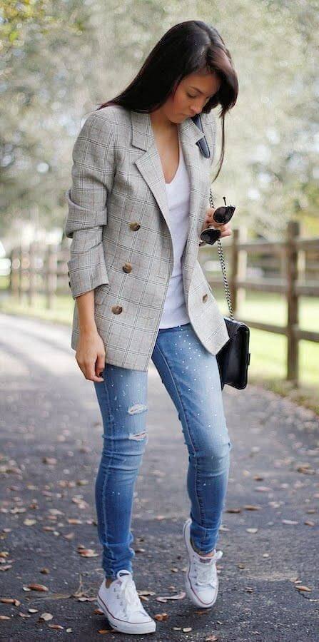 Офисный лук: серый пиджак, джинсы и белые кеды