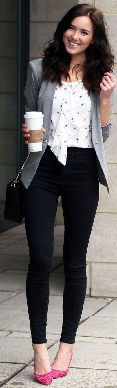 Офисный образ: черные джинсы и серый кардиган