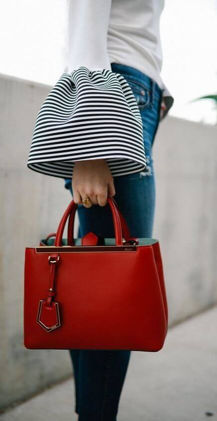 Офисный наряд: джинсы, блузка и красная сумка