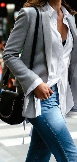 Офисный лук: синие джинсы и серый пиджак