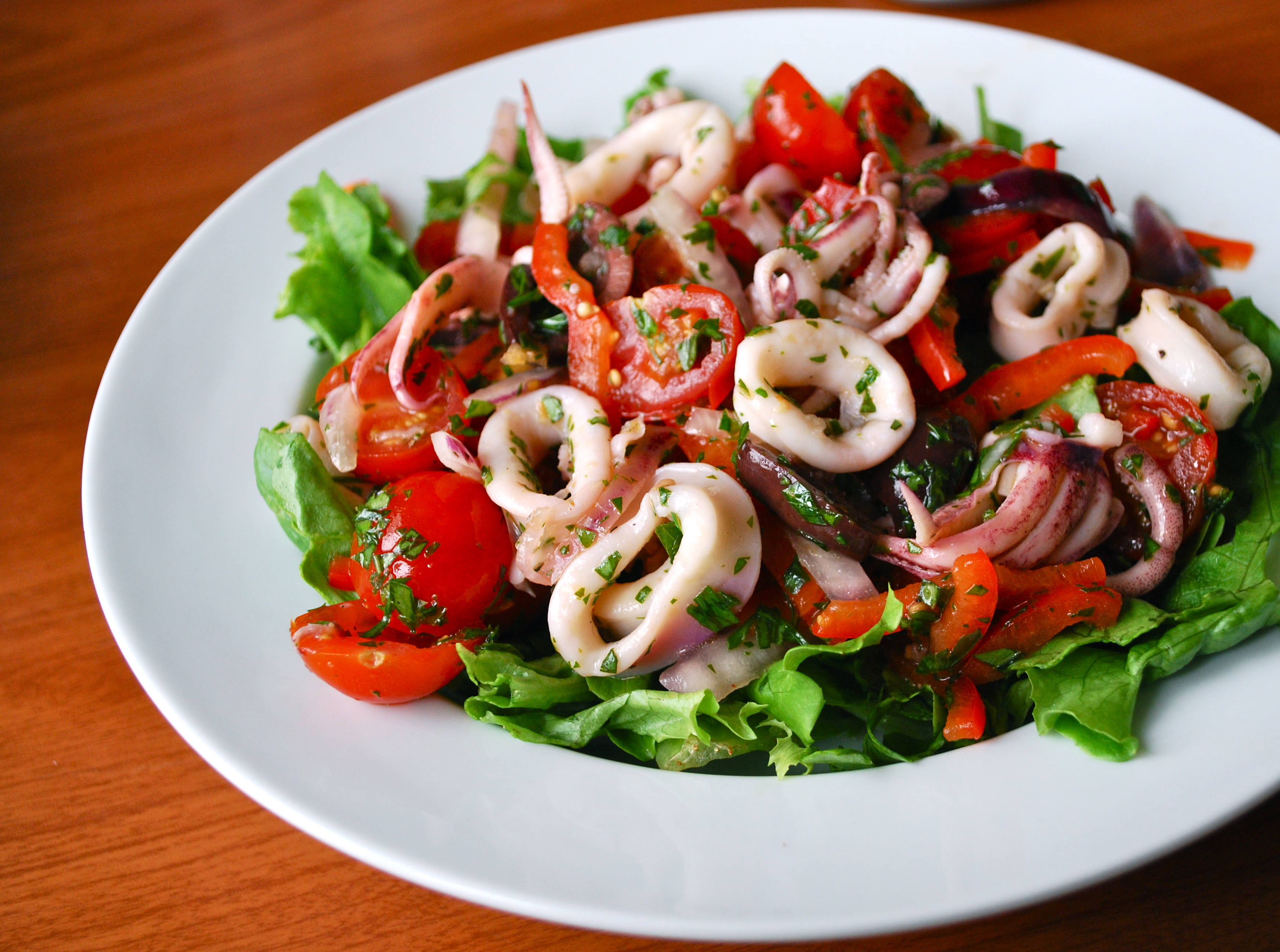 Подскажите салаты. Салат из кальмаров. Салатики с кальмарами. Салат с кальмарами самый вкусный и простой. Салат из кальмаров с овощами.