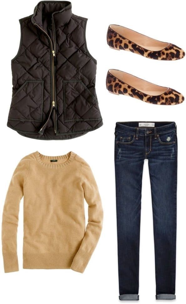 коричневый жилет, бежевый свитер, джинсы, леопардовые лодочки
