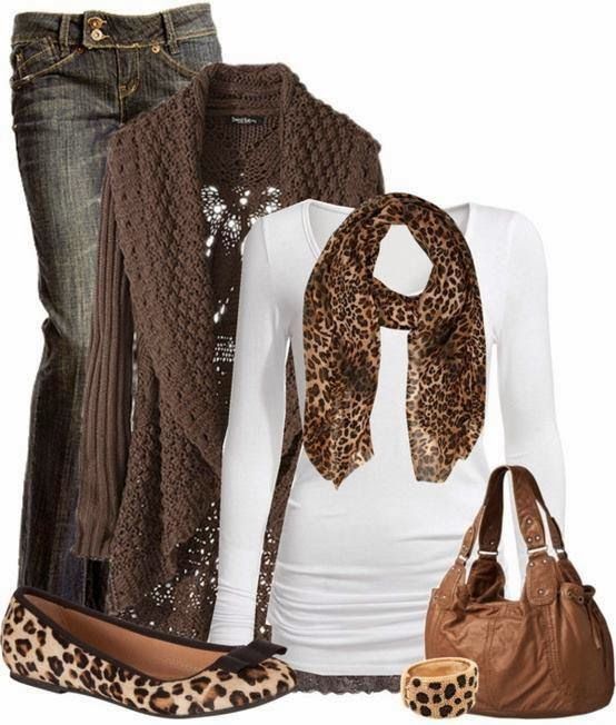 леопардовые туфли и шарф, белый топ, джинсы, удлиненный коричневый кардиган