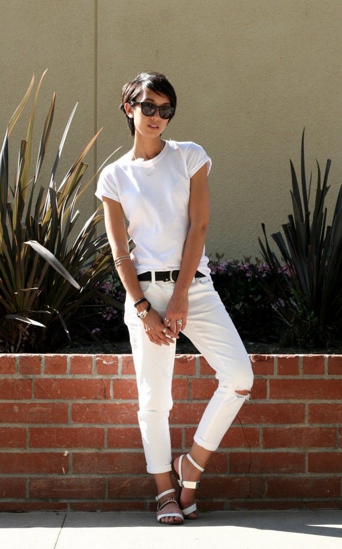 рваные белые джинсы с белой футболкой