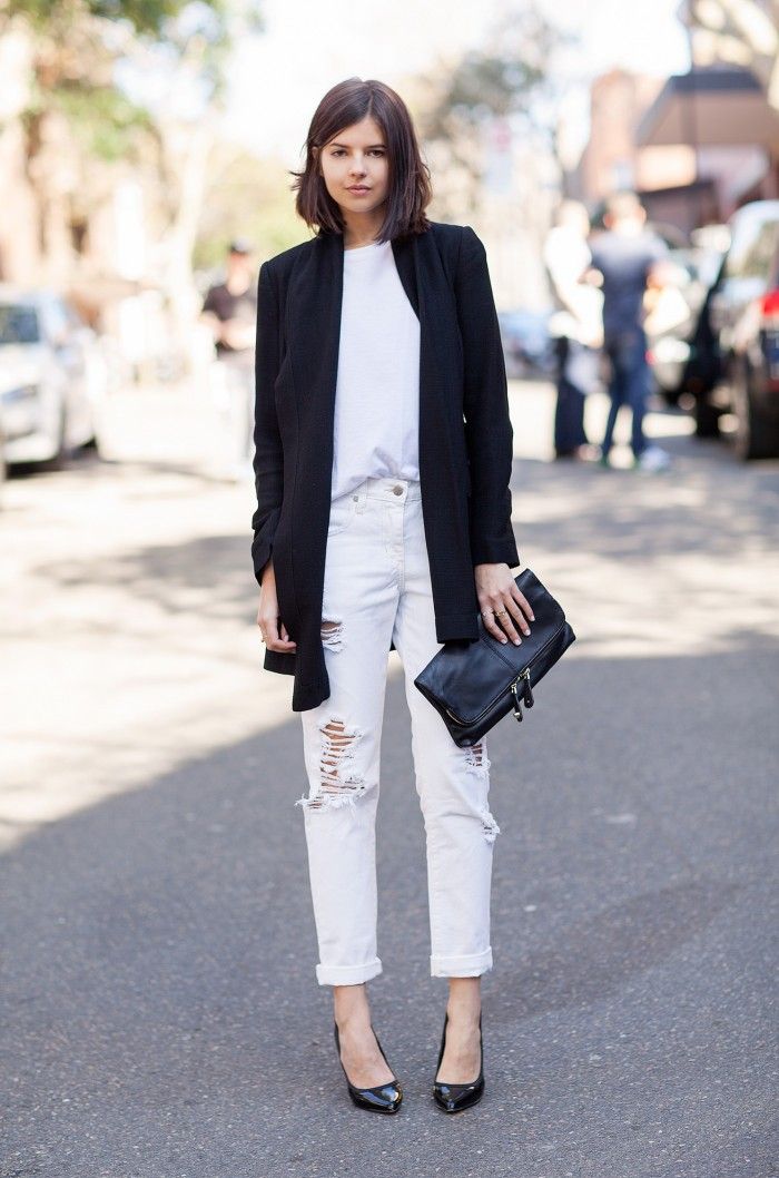 удлиненный черный пиджак с белыми джинсами