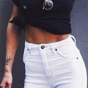 белые джинсы с черной футболкой