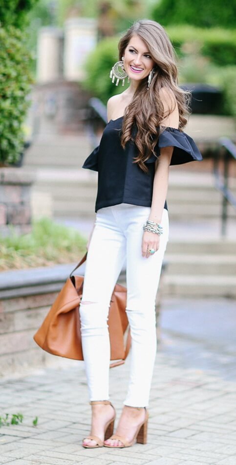 Белые джинсы, черная блузка с открытым плечом и каблуки
