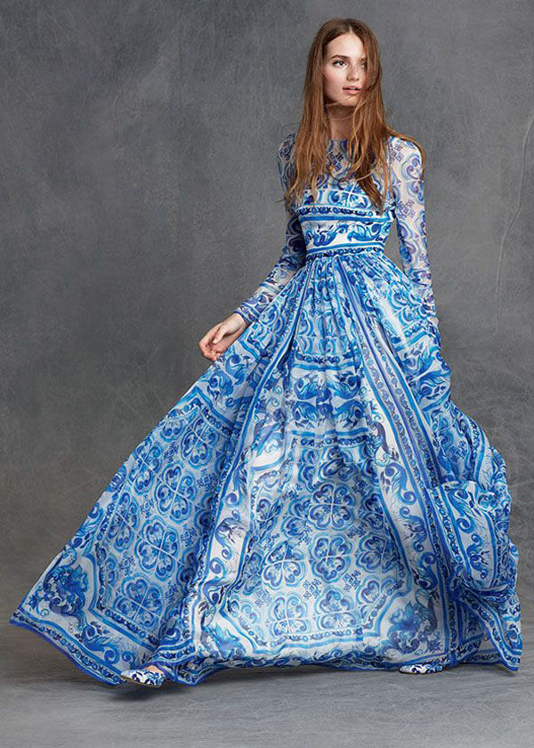 Платье в пол, сочетание синего и белого