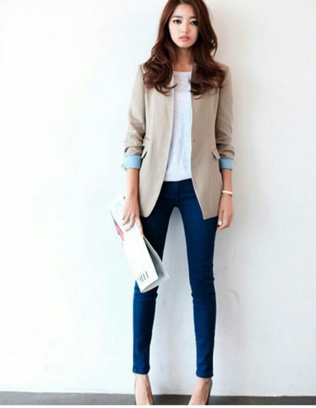 С чем носить темно-синие джинсы: 20 модных образов