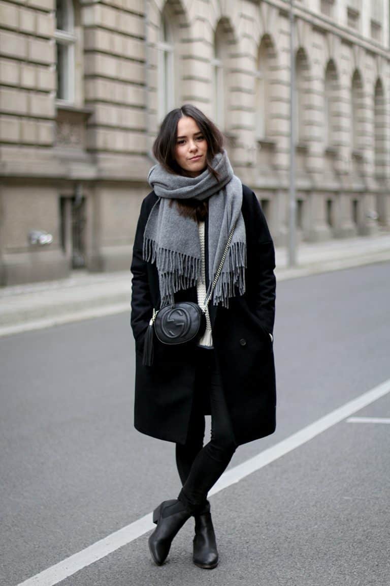 серый шарф с черным пальто