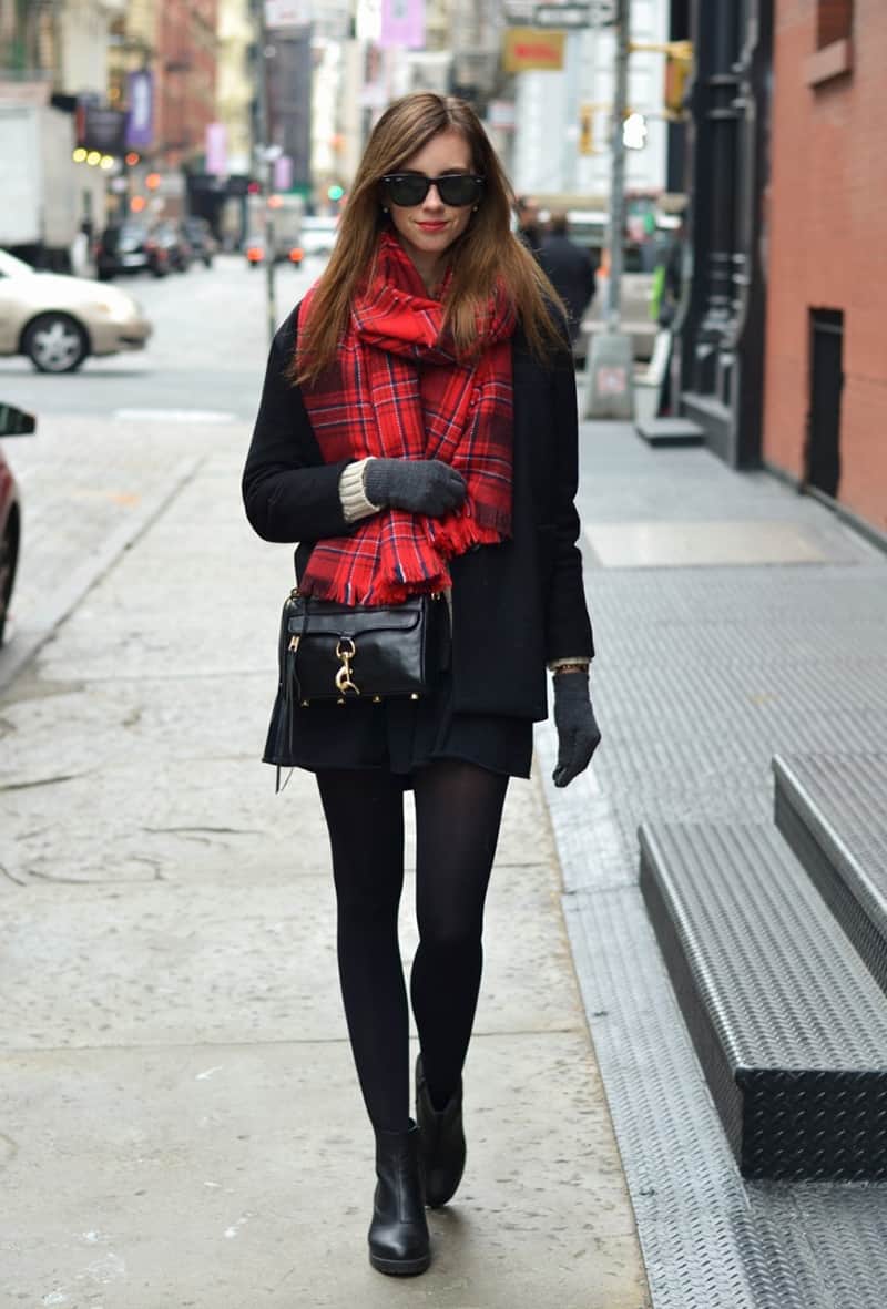 красный шарф с черным пальто