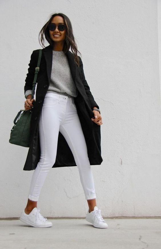 черное пальто с белыми джинсами