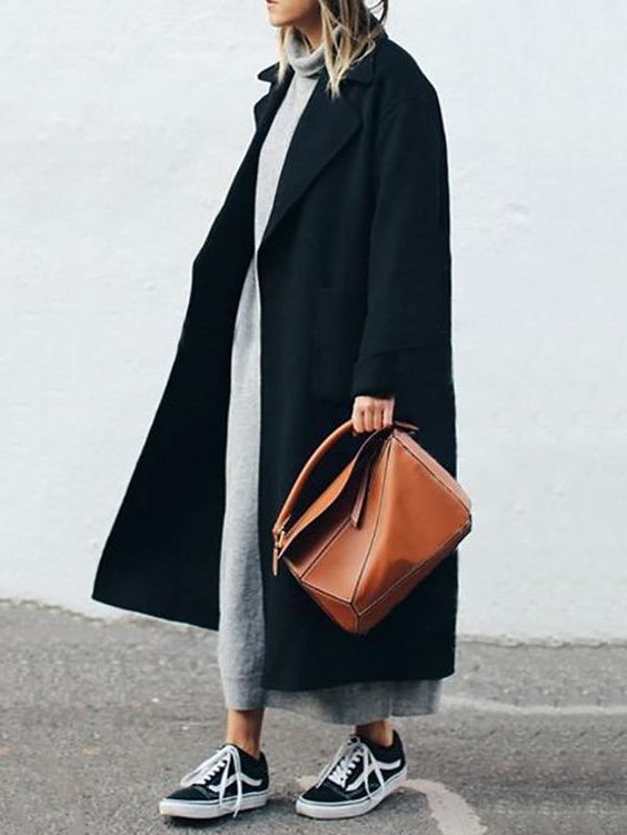 Черное пальто с длинным платье-свитером