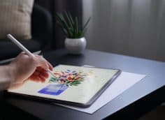 Иллюстратор рисует на графическом планшете